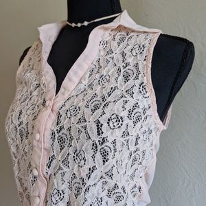PASTEL PEACH LACE CROPPED SLEEVELESS BLOUSE